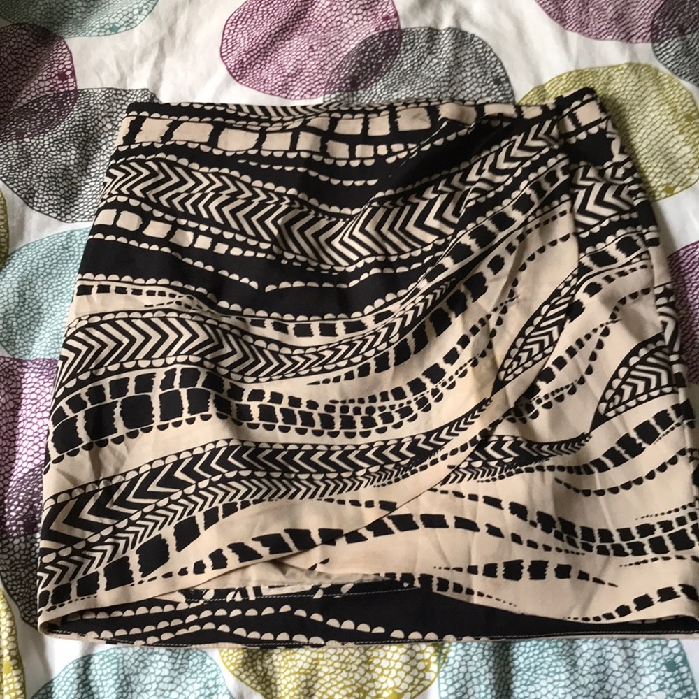 Bebe wrap skirt size says 00 but more like a 2